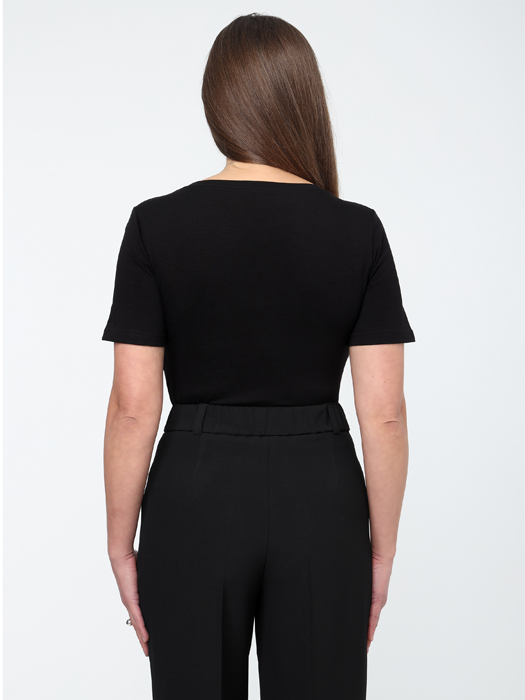 Футболка с вырезом (Черный)